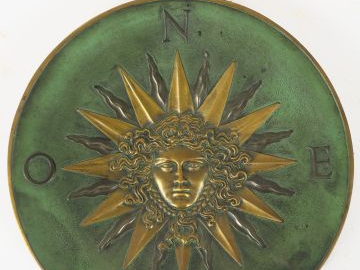 LE VERRIER. Plat en bronze à patine verte et dorée à décor d'une allég