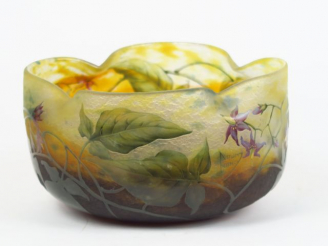 Vente aux enchères DAUM. Coupe quadrilobée en verre à décor gravé et émaillé de fleurs po