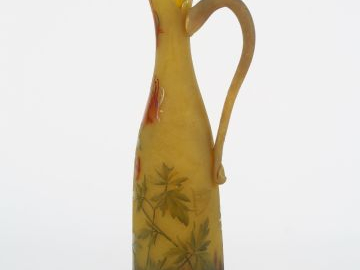 DAUM. Pichet en verre décor gravé et émaillé d'ancolies Signé (extrêmi