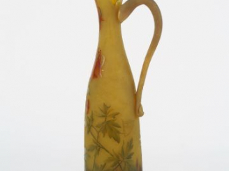 Vente aux enchères DAUM. Pichet en verre décor gravé et émaillé d'ancolies Signé (extrêmi