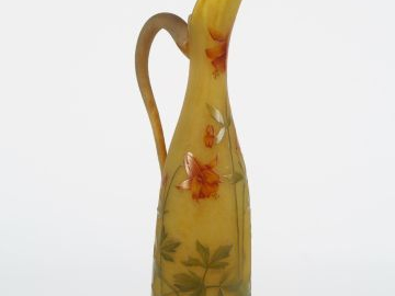 DAUM. Pichet en verre décor gravé et émaillé d'ancolies Signé (extrêmi