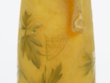 DAUM. Pichet en verre décor gravé et émaillé d'ancolies Signé (extrêmi