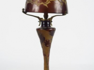 Vente aux enchères GALLE. Lampe en verre à décor gravé en camée et à l'acide de fleurs br