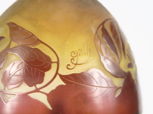 GALLE. Lampe en verre à décor gravé en camée et à l'acide de fleurs br