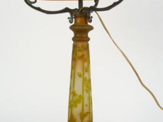 Vente aux enchères GALLE. Lampe en en verre à décor gravé en camée et à l'acide de fleurs