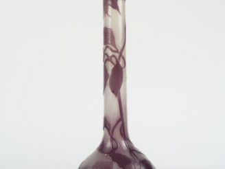 Vente aux enchères GALLE . Vase en cristallerie à décor gravé en camée et à l'acide de cl