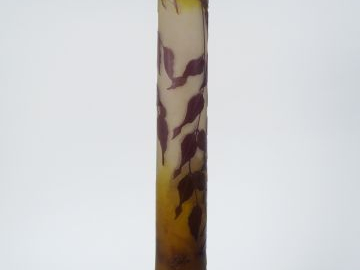 GALLE. Grand vase en verre à décor gravé en camée et à l'acide à décor