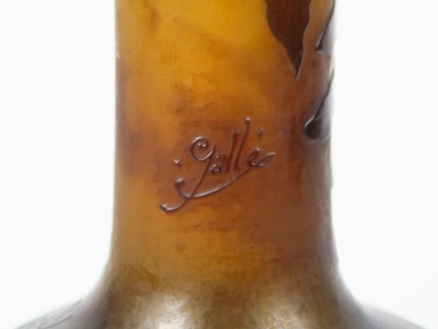 GALLE. Grand vase en verre à décor gravé en camée et à l'acide à décor