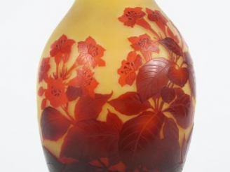 Vente aux enchères GALLE. Vase en verre à décor gravé en camée et à l'acide  de fleurs ro
