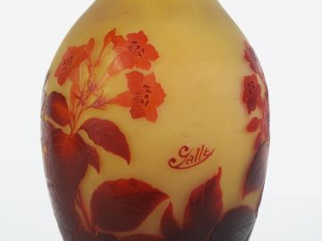 GALLE. Vase en verre à décor gravé en camée et à l'acide  de fleurs ro