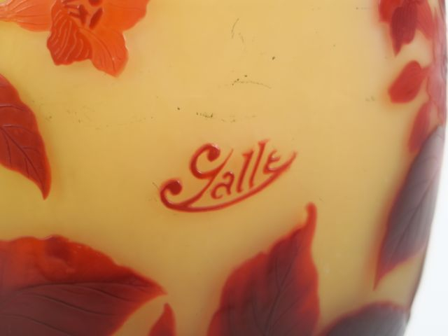GALLE. Vase en verre à décor gravé en camée et à l'acide  de fleurs ro