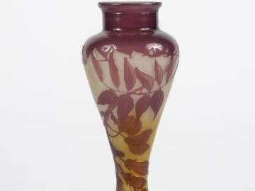 GALLE. Vase en verre à décor gravé en camée et à l'acide de glycines m