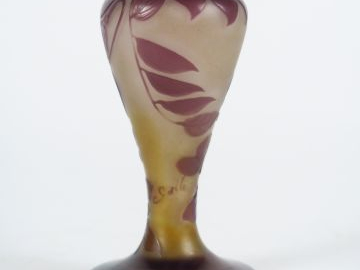 GALLE. Vase en verre à décor gravé en camée et à l'acide de glycines m