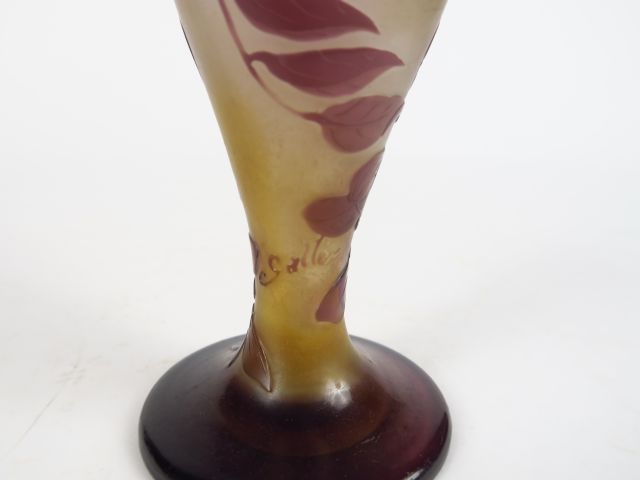 GALLE. Vase en verre à décor gravé en camée et à l'acide de glycines m