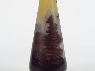 GALLE. Vase ovoïde en verre à décor polychrome gravé en camée à l'acid