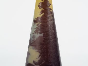 GALLE. Vase ovoïde en verre à décor polychrome gravé en camée à l'acid