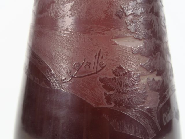 GALLE. Vase ovoïde en verre à décor polychrome gravé en camée à l'acid