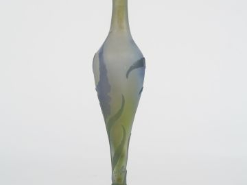 GALLE. Vase soliflore en verre à décor polychrome gravé en camée et à 