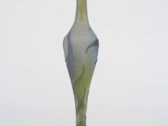 Vente aux enchères GALLE. Vase soliflore en verre à décor polychrome gravé en camée et à 