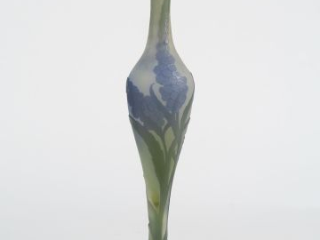 GALLE. Vase soliflore en verre à décor polychrome gravé en camée et à 