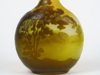 Vente aux enchères GALLE. Vase ovoïde à panse applatie en verre à décor polychrome gravé 