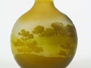 GALLE. Vase ovoïde à panse applatie en verre à décor polychrome gravé 