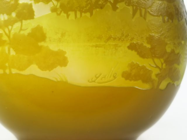 GALLE. Vase ovoïde à panse applatie en verre à décor polychrome gravé 