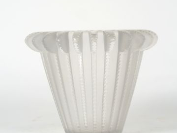 LALIQUE France. Vase en cristal à décor de cannelures Signé H. 16 cm