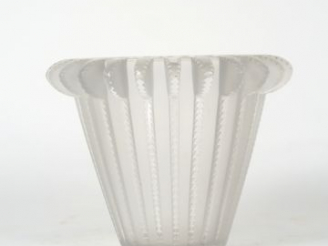 Vente aux enchères LALIQUE France. Vase en cristal à décor de cannelures Signé H. 16 cm