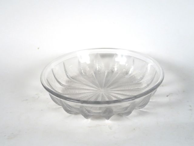 LALIQUE France. Grande coupe en cristal à décor de feuillages Signée D