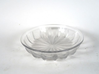 Vente aux enchères LALIQUE France. Grande coupe en cristal à décor de feuillages Signée D