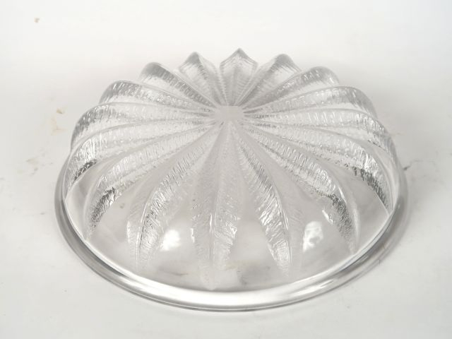 LALIQUE France. Grande coupe en cristal à décor de feuillages Signée D
