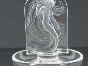 LALIQUE France. Cendrier "naïade" en cristal  Signé H. 11 cm