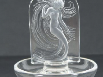 Vente aux enchères LALIQUE France. Cendrier "naïade" en cristal  Signé H. 11 cm