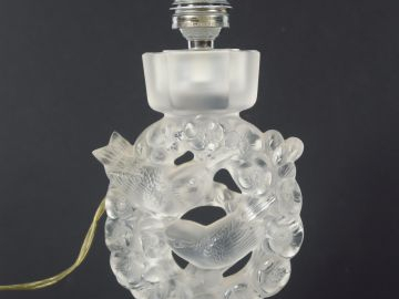 LALIQUE France. Chandelier "Mésanges" en cristal  Signé  H. 16,5 cm