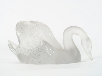 Vente aux enchères LALIQUE France. Grand sujet en cristal "Cygne" Dim. 17 x 36,5 cm