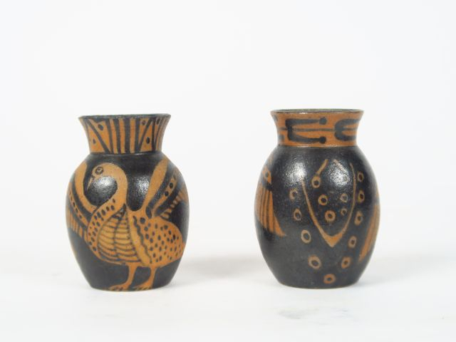 CIBOURE. Paire de vases en céramique brune et ocre à décor d'oiseaux  