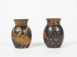 Vente aux enchères CIBOURE. Paire de vases en céramique brune et ocre à décor d'oiseaux  