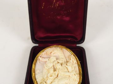 Broche camée XVIIIème finement sculptée 'La Sainte Famille'. Monture e