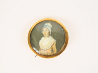 Vente aux enchères Miniature Louis XVI 'Portrait de jeune femme au bonnet", revers orné d