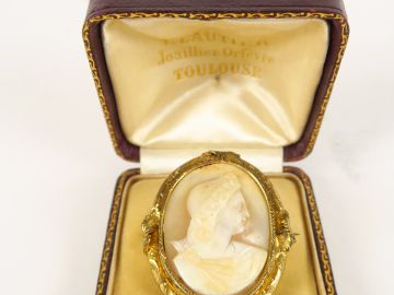 Broche camée XIXème "profil d'homme au chapeau", monture en pomponne