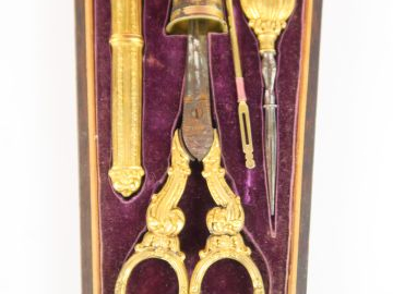 Etui à couture Restauration en marqueterie (accessoires en or)