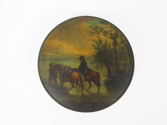 Boite XIXème en bois noirci orné d'un couvercle peint à décor de caval