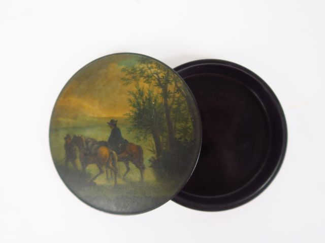 Boite XIXème en bois noirci orné d'un couvercle peint à décor de caval