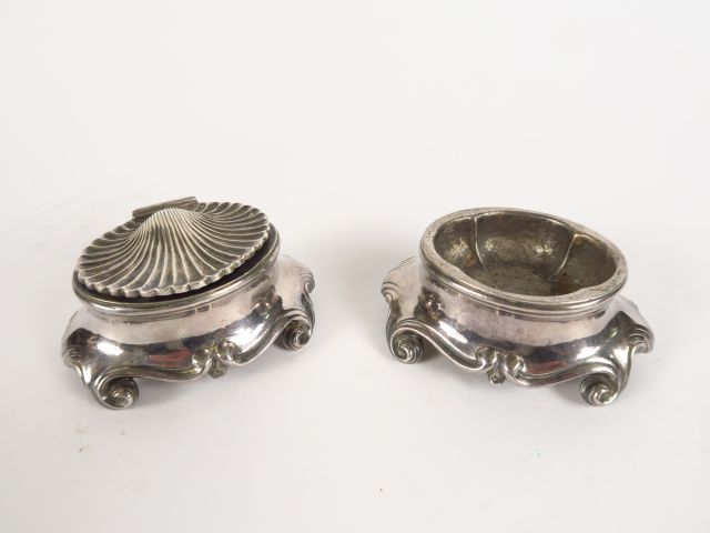 Paire de salerons de style Louis XV en argent, à décor de coquille, pe