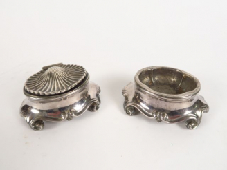 Vente aux enchères Paire de salerons de style Louis XV en argent, à décor de coquille, pe