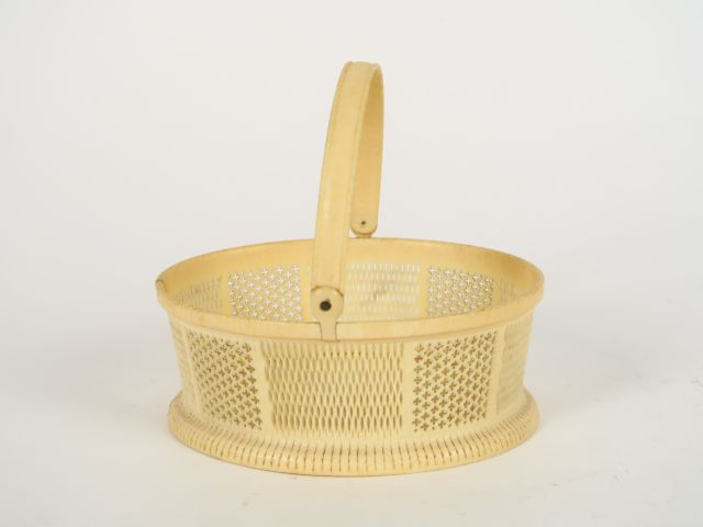 Elégante boite à couture en ivoire ajourée en fome de panier (petits a