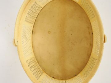 Elégante boite à couture en ivoire ajourée en fome de panier (petits a