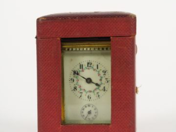 Pendulette de voyage fin XIXème dans son étui en cuir rouge avec sa cl