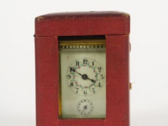 Vente aux enchères Pendulette de voyage fin XIXème dans son étui en cuir rouge avec sa cl